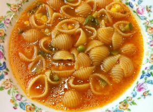 Una foto de Sopa de caracoles con verduras ©