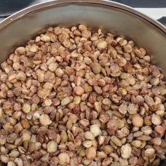 A picture of Roasted lentils and green split peas.