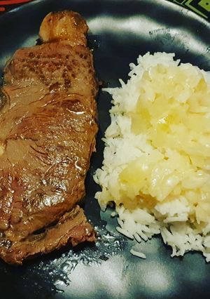 Une photo de Steack de taureau et riz blanc et sauce aux oignons 👌