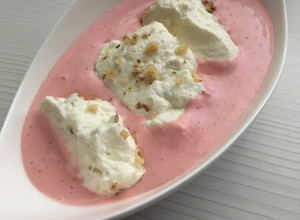 Joghurtos eperkrémleves diós mascarpone habbal recept fotója