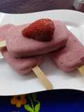 Paletas heladas de frutilla con crema