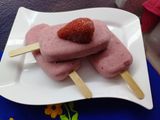 Paletas heladas de frutilla con crema