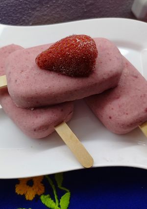 Una foto de Paletas heladas de frutilla con crema