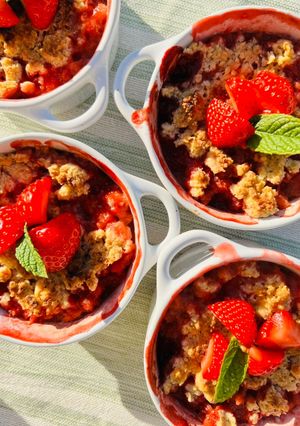 Une photo de Crumble fraise rhubarbe ☺️☀️
