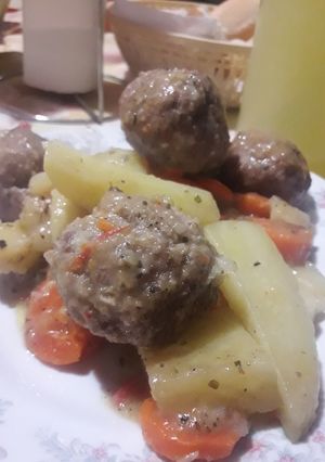 Una foto de Estofado de papas con albóndigas