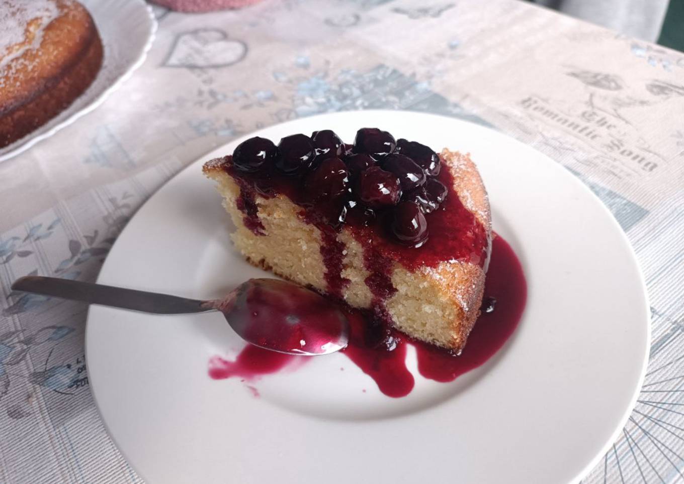Bizcocho de yogur con salsa de arándanos