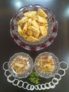 समोसा मठरी चाट(Samosa Mathri Chaat recipe in Hindi) रेसिपी मुख्य फोटो