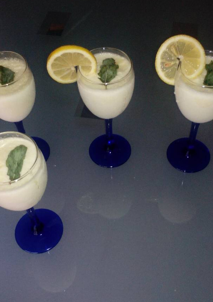 Una foto de Sorbete de limón sin alcohol