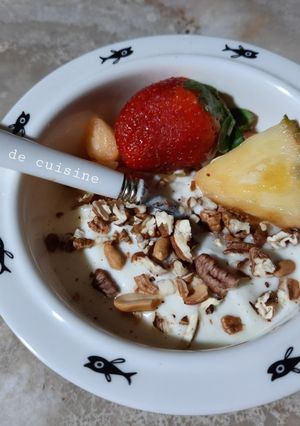 Une photo de Yaourt bowl aux fruits frais et secs🥣