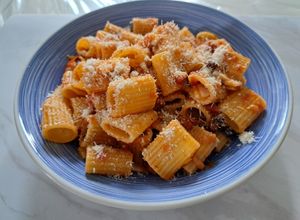 O poză a rețetei Paste cu vânătă, roșioare și mozzarella și șunculiță afumată.