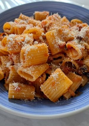 O poză a rețetei Paste cu vânătă, roșioare și mozzarella și șunculiță afumată.