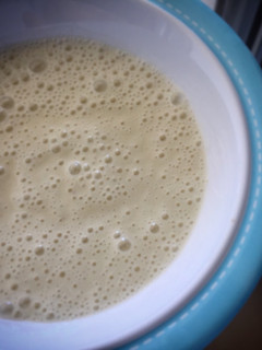 Una foto de Papilla de yogur, plátano y uva 🍌🍇