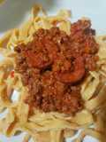 Fideos de pimientos asados con salsa boloñesa