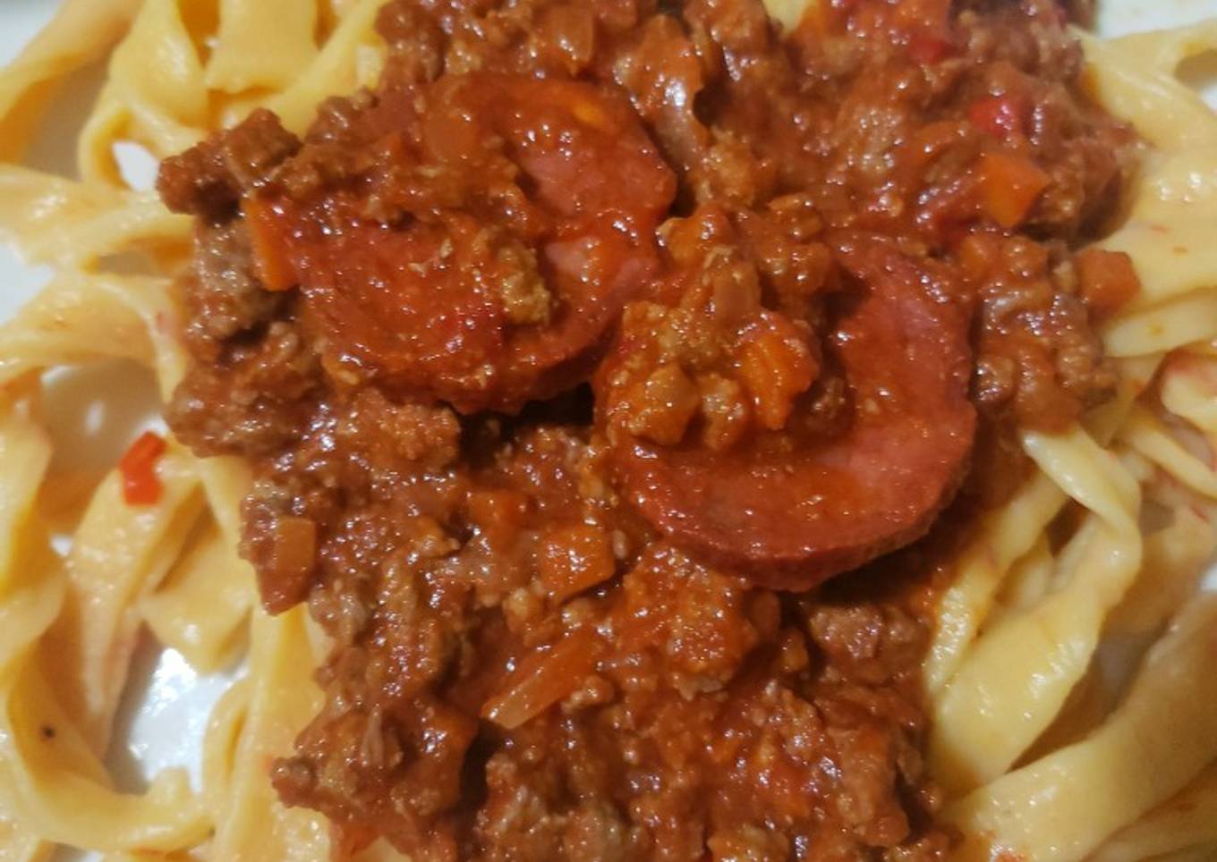 Fideos de pimientos asados con salsa boloñesa