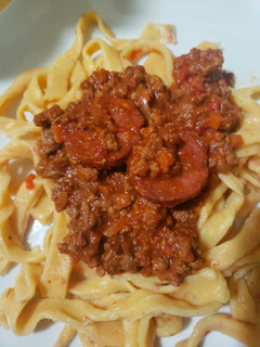 Una foto de Fideos de pimientos asados con salsa boloñesa