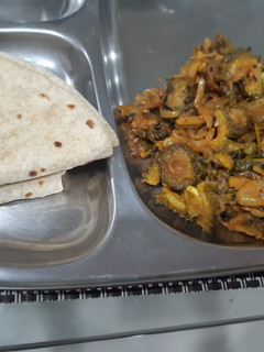કારેલા નું શાક (Karela Shak Recipe In Gujarati) રેસીપી મુખ્ય ફોટો