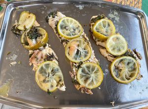 Une photo de Filets de dorade à l’ail frais mariné, citron vert et coriandre