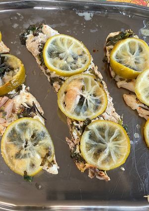 Une photo de Filets de dorade à l’ail frais mariné, citron vert et coriandre