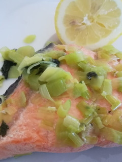 Una foto de Salmón cocido con puerros