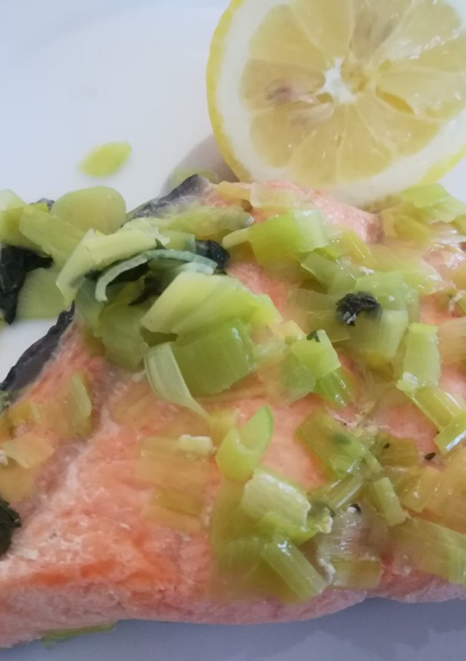Una foto de Salmón cocido con puerros