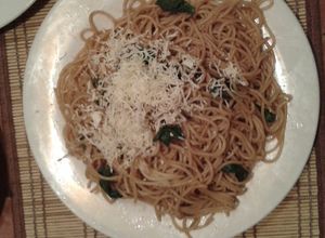 Una foto de Pasta con vegetales y espinaca