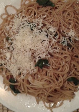 Una foto de Pasta con vegetales y espinaca