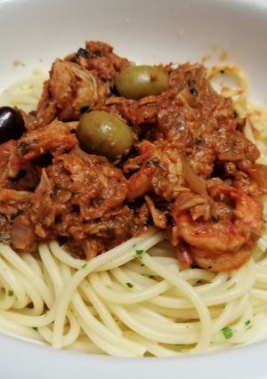 Una foto de Espaguetis con lomitos de atún & mariscos