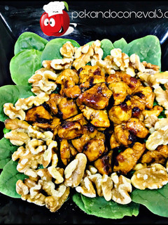 Una foto de Ensalada de espinacas y pollo con soja