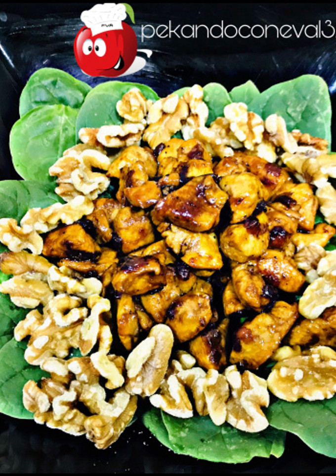 Una foto de Ensalada de espinacas y pollo con soja