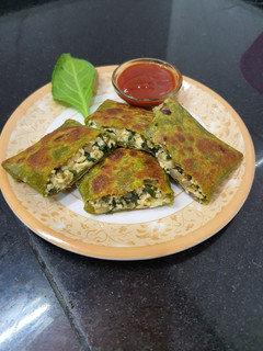 ચીઝ પનીર પાલક લીફાફા પરોઠા (Cheese Palak Paneer Lifafa Paratha Recipe In Gujarati) રેસીપી મુખ્ય ફોટો