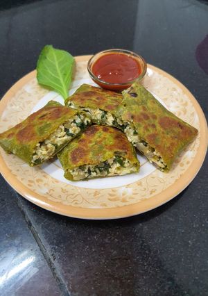 ચીઝ પનીર પાલક લીફાફા પરોઠા (Cheese Palak Paneer Lifafa Paratha Recipe In Gujarati) રેસીપી મુખ્ય ફોટો
