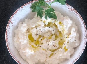 Una foto de Dip de Burrata y Oliva (para disfrutar con amigos!)