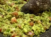 Una foto de guacamole con chile jalapeño