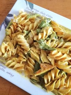 Foto di Fusilloni con petti di pollo asparagi e yogurt