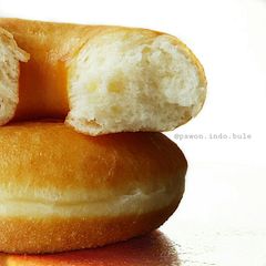 A picture of Easy Fluffy Donuts (1x proofing) and How to store them.