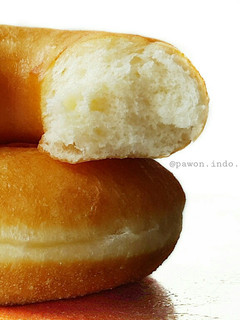 A picture of Easy Fluffy Donuts (1x proofing) and How to store them.