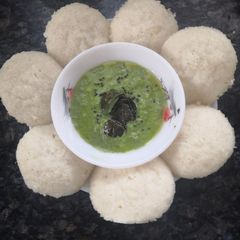 A picture of Rava idli/suzi idli with coconut chutney.