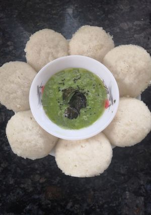 A picture of Rava idli/suzi idli with coconut chutney.