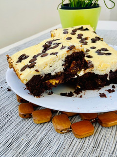 Una foto de Brownie cubierto de cheesecake