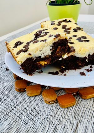 Una foto de Brownie cubierto de cheesecake