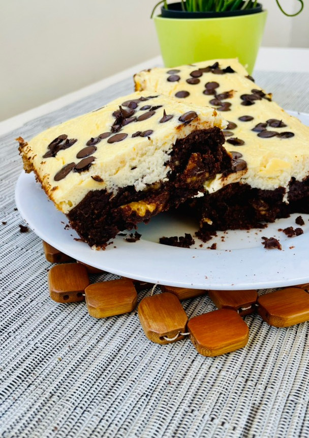Una foto de Brownie cubierto de cheesecake