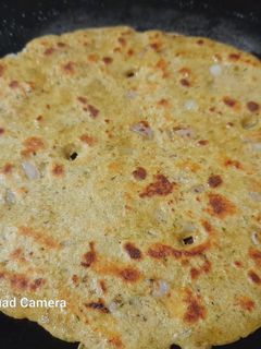 गावरान हिरव्या मुगाचे थालीपीठ(Gavran Hirvya Moongache Thalipeeth Recipe In Marathi) रेसिपी चे मुख्य फोटो 