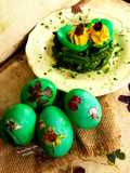 Uova sode ripiene e colorate con asparagi