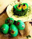 Uova sode ripiene e colorate con asparagi
