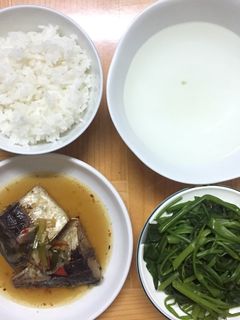 Hình của món Cá kho, rau muống luộc.