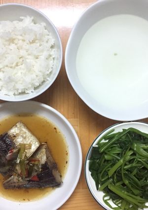 Hình của món Cá kho, rau muống luộc.