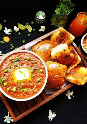 स्ट्रीट स्टाईल पावभाजी (Street style pavbhaji recipe in marathi) रेसिपी चे मुख्य फोटो 