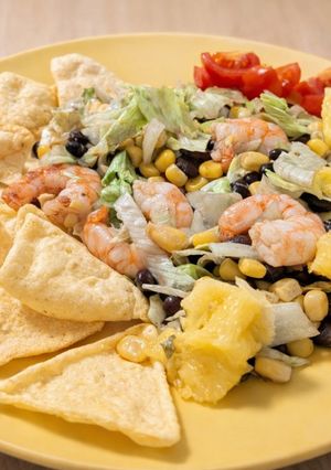 Mexikói garnéla saláta tortillával és feketebabbal recept fotója