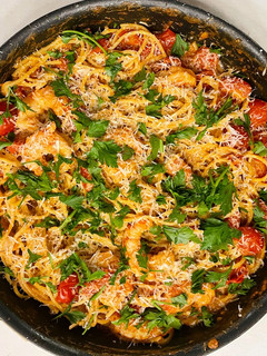 Foto de Spaguetti com camarões e tomates cherry #camarão #tomatescherry #spaguetti