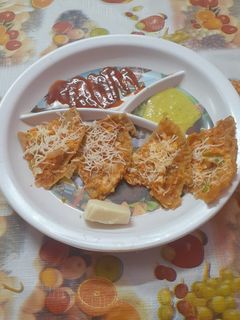 પીઝા પરાઠા (pizza paratha recipe in gujarati) રેસીપી મુખ્ય ફોટો